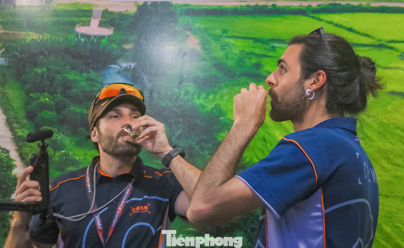 Du khách nước ngoài thưởng thức đặc sản rượu Bàu Đá Bình Định.