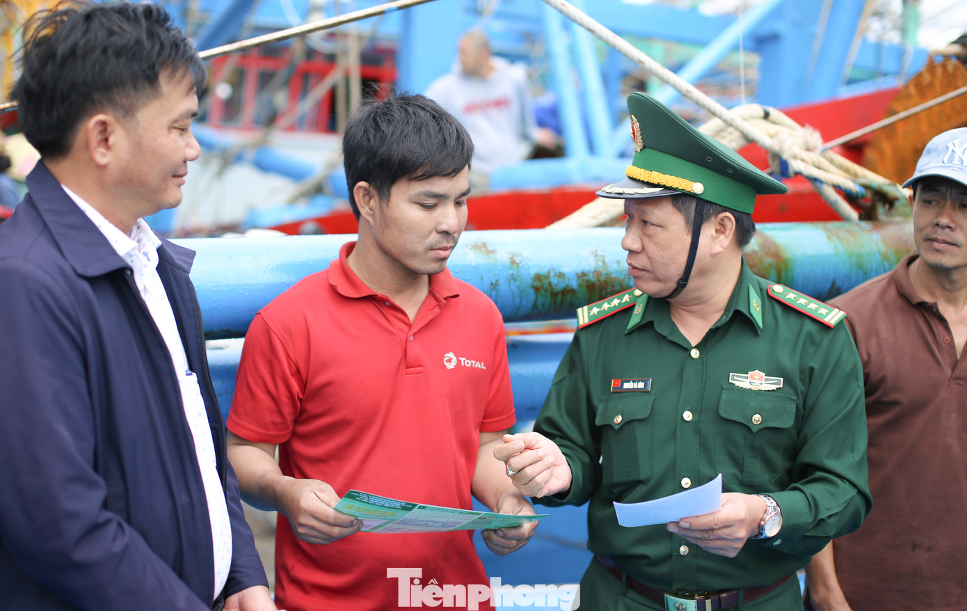 BĐBP tỉnh Bình Định tuyên truyền IUU cho ngư dân. Ảnh: Trương Định
