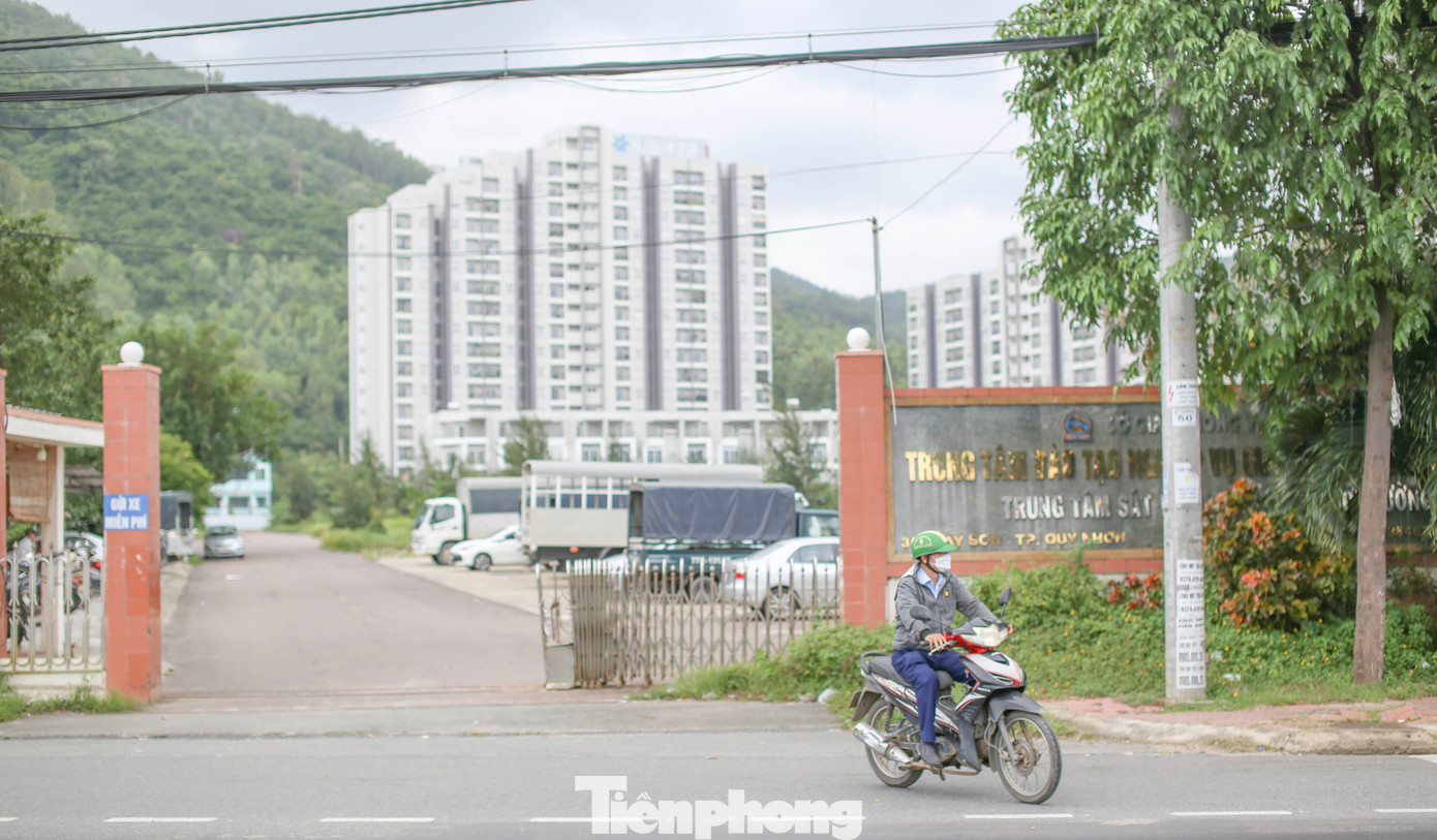 UBND tỉnh Bình Định vừa thông báo đã giao các cơ quan chức năng tổ chức đấu giá khu đất Trung tâm Đào tạo nghiệp vụ giao thông vận tải Bình Định và các khu liền kề với diện tích hơn 6,3ha, giá khởi điểm là 558 tỷ đồng. Ảnh: Trương Định