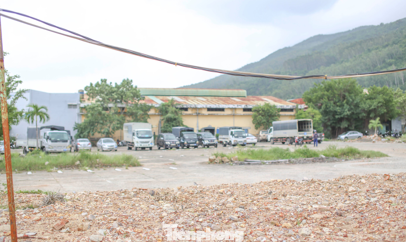 Tổng diện tích đất quy hoạch dự án hơn 6,3ha, trong đó diện tích đất xây dựng nhà ở liền kề hơn 2,5ha, đất công trình hạ tầng xã hội 0,7ha, đất công trình dịch vụ thương mại gần 0,5ha và đất hạ tầng giao thông, hạ tầng kỹ thuật hơn 2,6 ha. Quy mô dân số khoảng 1.100 người. Ảnh: Trương Định