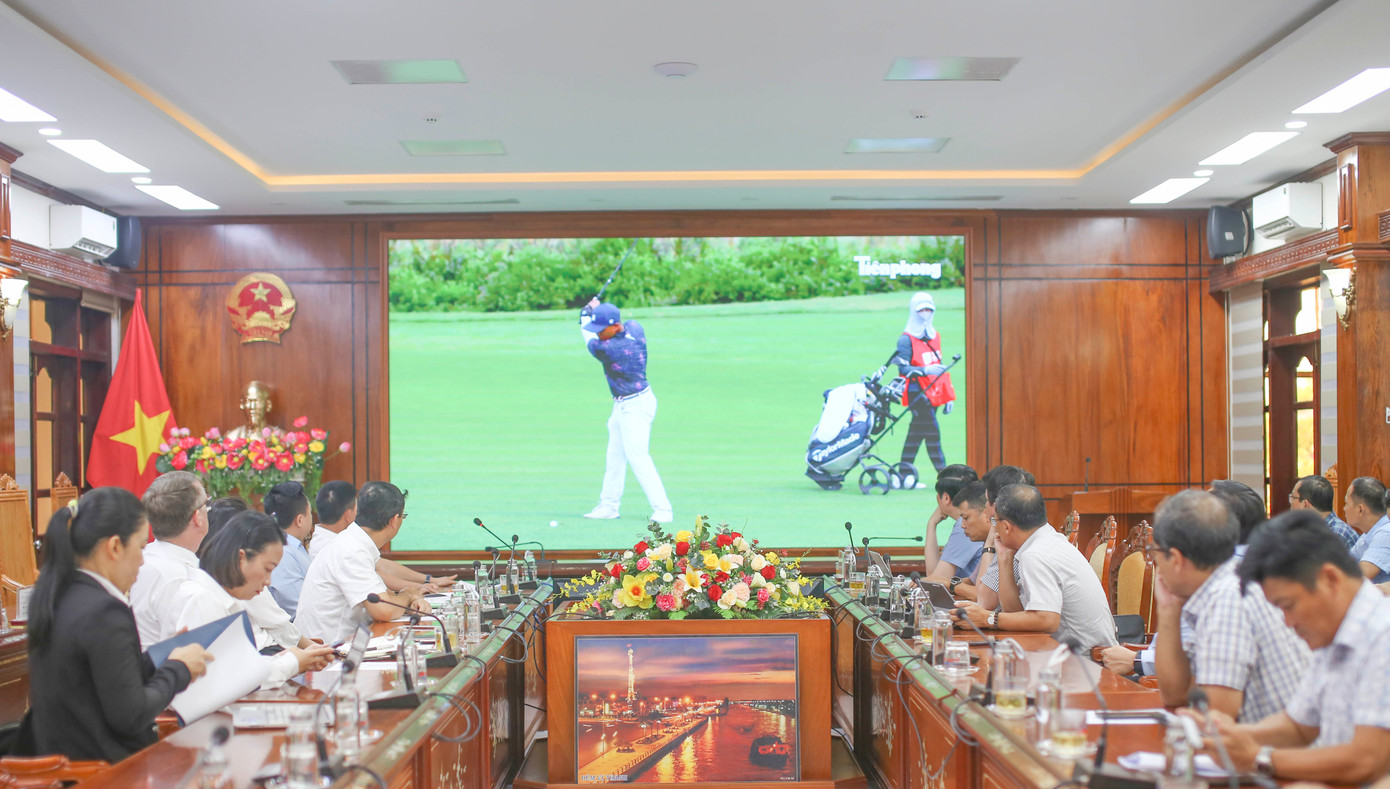 Các đại biểu xem lại hành trình của Giải Vô địch Golf Quốc gia 2024, Cúp VinFast - Hải Phòng. Ảnh: Trương Định
