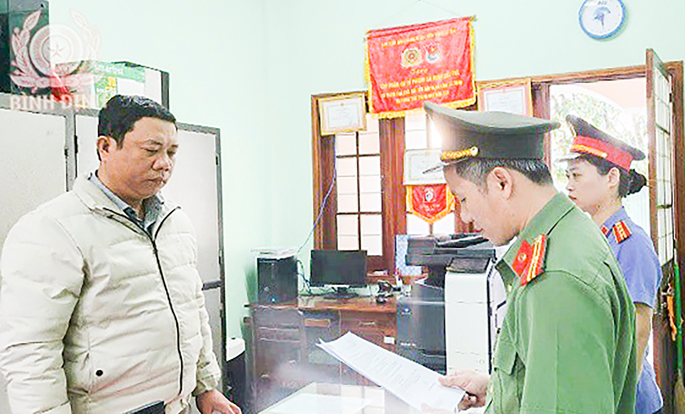 Công an tỉnh Bình Định thi hành các quyết định tố tụng đối với Chủ tịch UBND xã Nhơn Phúc Dương Thanh Cường. Ảnh: Công an tỉnh Bình Định