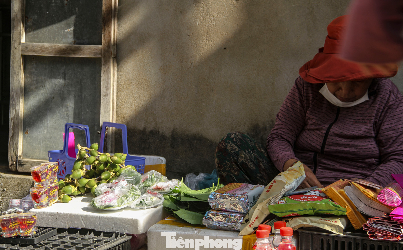 Người dân buôn bán tại lễ hội. Ảnh: Trương Định. Người dân buôn bán tại lễ hội. Ảnh: Trương Định.