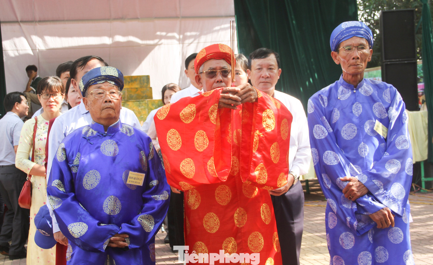 Thực hiện nghi lễ tại Chùa Bà . Ảnh: Trương Định. Thực hiện nghi lễ tại Chùa Bà . Ảnh: Trương Định.