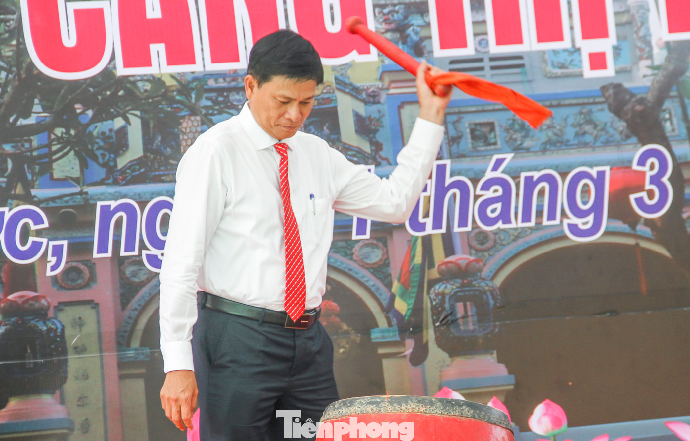 Ông Huỳnh Nam - Chủ tịch UBND huyện Tuy Phước đánh trống khai mạc lễ hội. Ảnh: Trương Định. Ông Huỳnh Nam - Chủ tịch UBND huyện Tuy Phước đánh trống khai mạc lễ hội. Ảnh: Trương Định.