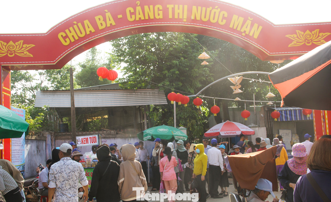 Người dân cùng du khách về dự lễ hội Chùa Bà – Cảng thị Nước Mặn. Ảnh: Trương Định. Người dân cùng du khách về dự lễ hội Chùa Bà – Cảng thị Nước Mặn. Ảnh: Trương Định.