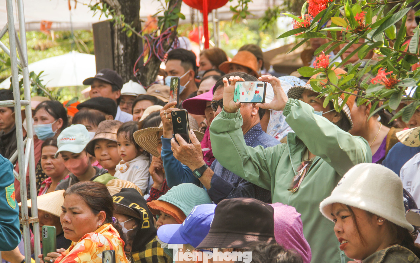 Đông đảo người dân, du khách về dự lễ hội. Ảnh: Trương Định. Đông đảo người dân, du khách về dự lễ hội. Ảnh: Trương Định.