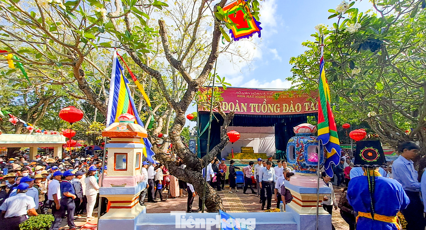 Đông đảo người dân, du khách đến dự lễ và vào chùa dâng hương. Ảnh: Trương Định. Đông đảo người dân, du khách đến dự lễ và vào chùa dâng hương. Ảnh: Trương Định.