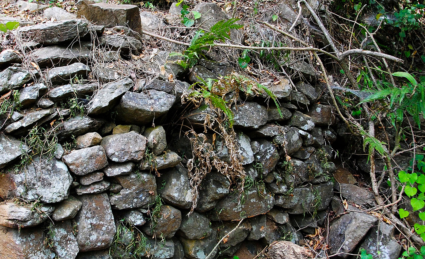 Những phiến đá xếp chồng lên nhau. Ảnh: Đ.X Những phiến đá xếp chồng lên nhau. Ảnh: Đ.X