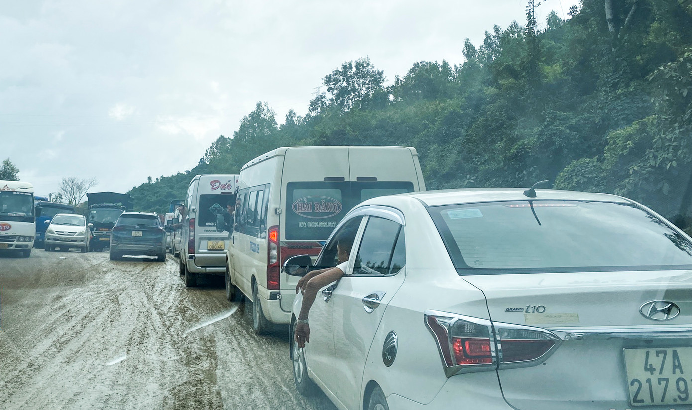 Mặt đường qua khu vực nhão nhoẹt sình lầy. Mặt đường qua khu vực nhão nhoẹt sình lầy.