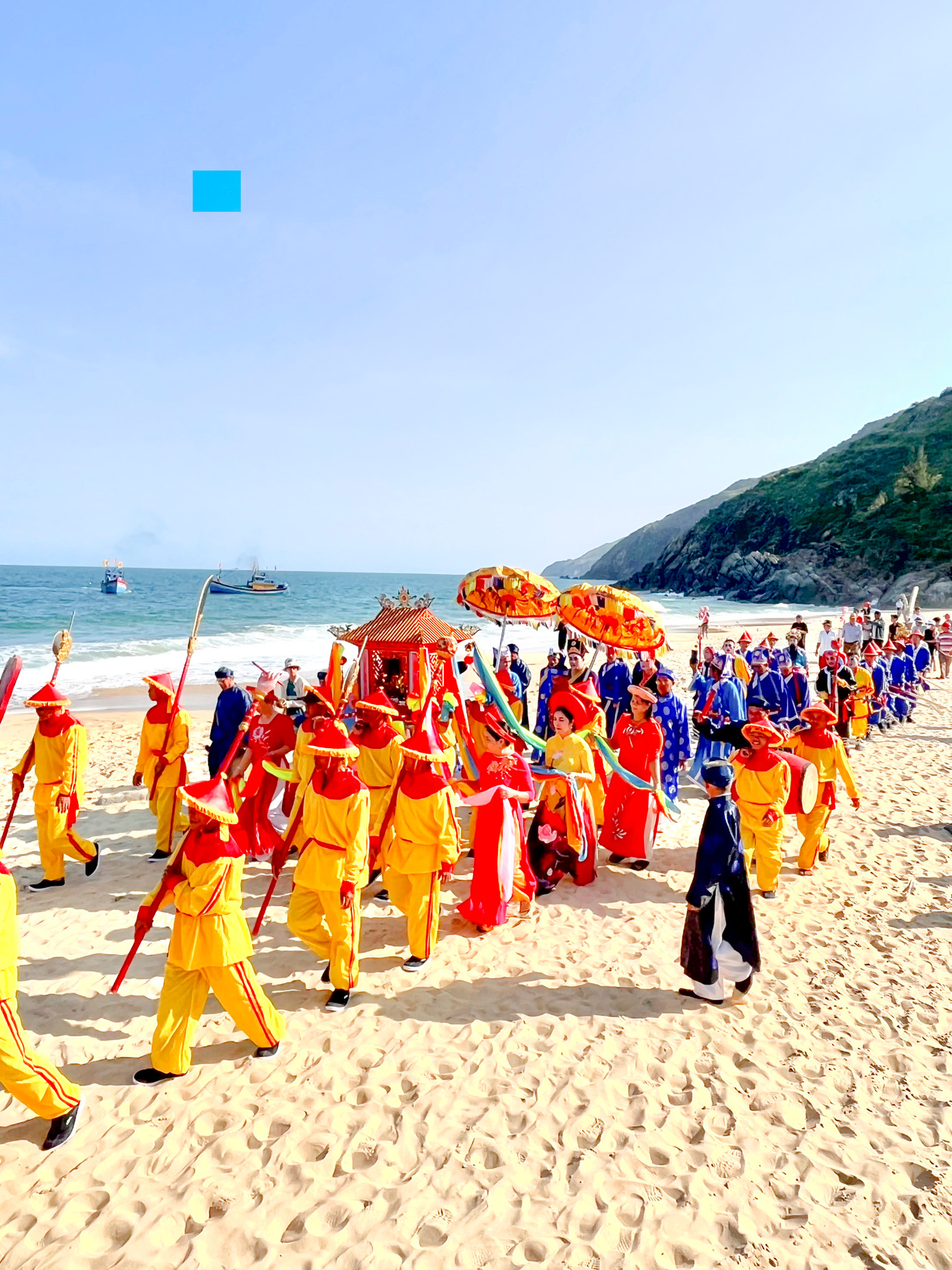 Rước thần Nam Hải nhập điện. Ảnh: VN