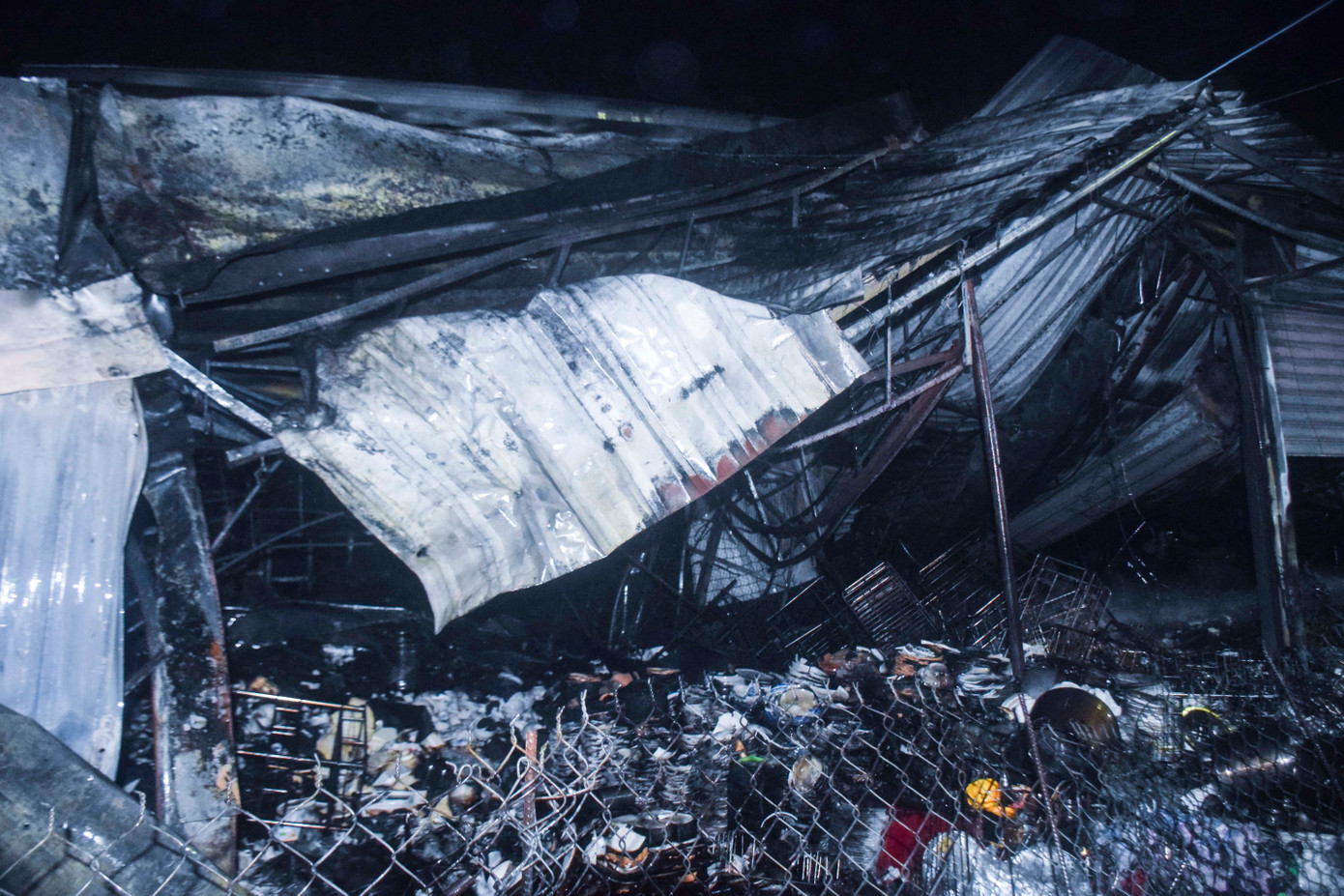 Hàng chục gian hàng của tiểu thương bị thiêu rụi.