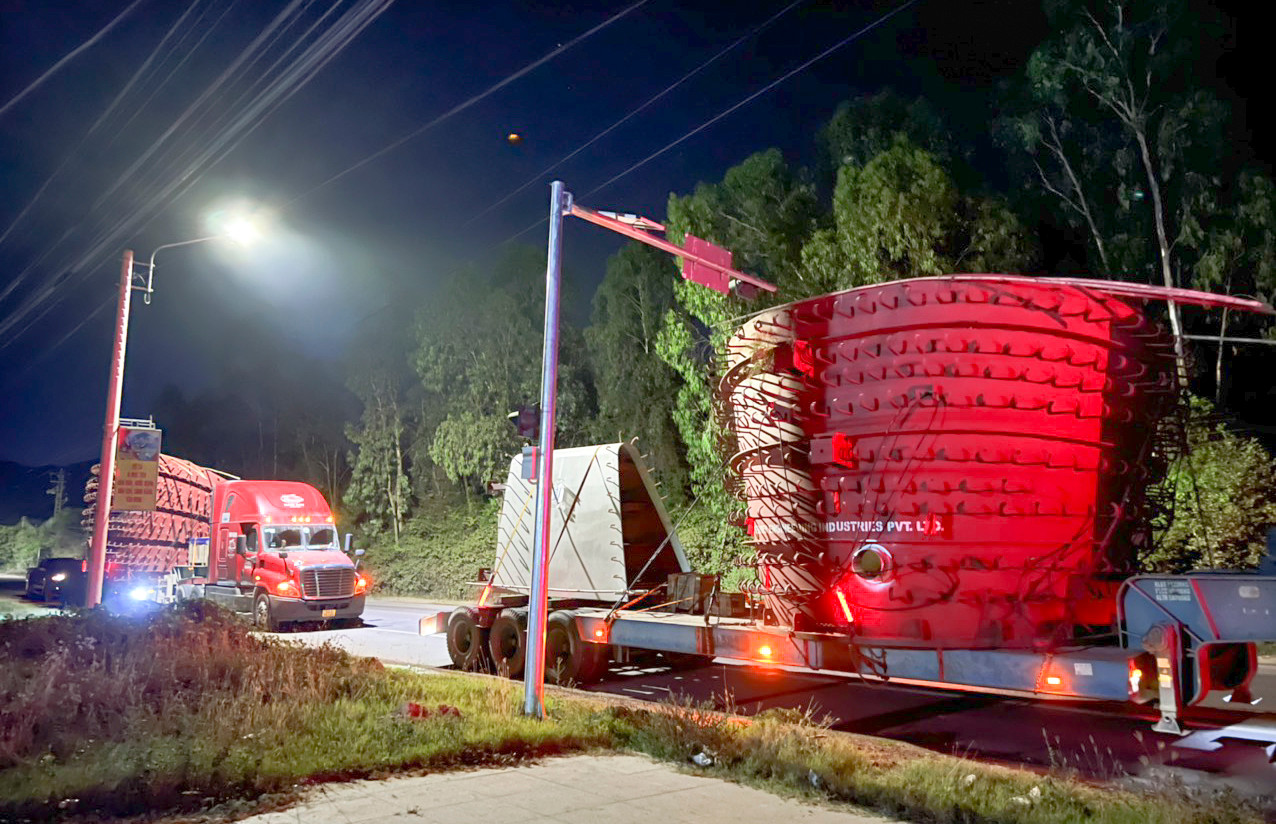 Hai phương tiện xe đầu kéo chở hàng siêu trường trên Quốc lộ 19 trong đêm.