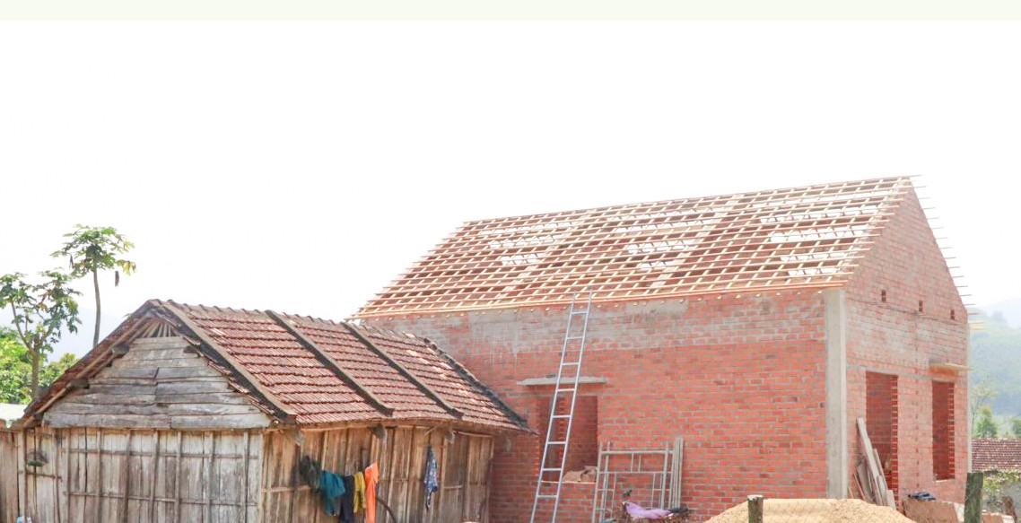 Ngôi nhà khang trang của hộ Đinh Lươi ở làng Kon Giọt 2 (xã Vĩnh An) được xây mới bên cạnh ngôi nhà cũ. Ngôi nhà khang trang của hộ Đinh Lươi ở làng Kon Giọt 2 (xã Vĩnh An) được xây mới bên cạnh ngôi nhà cũ.