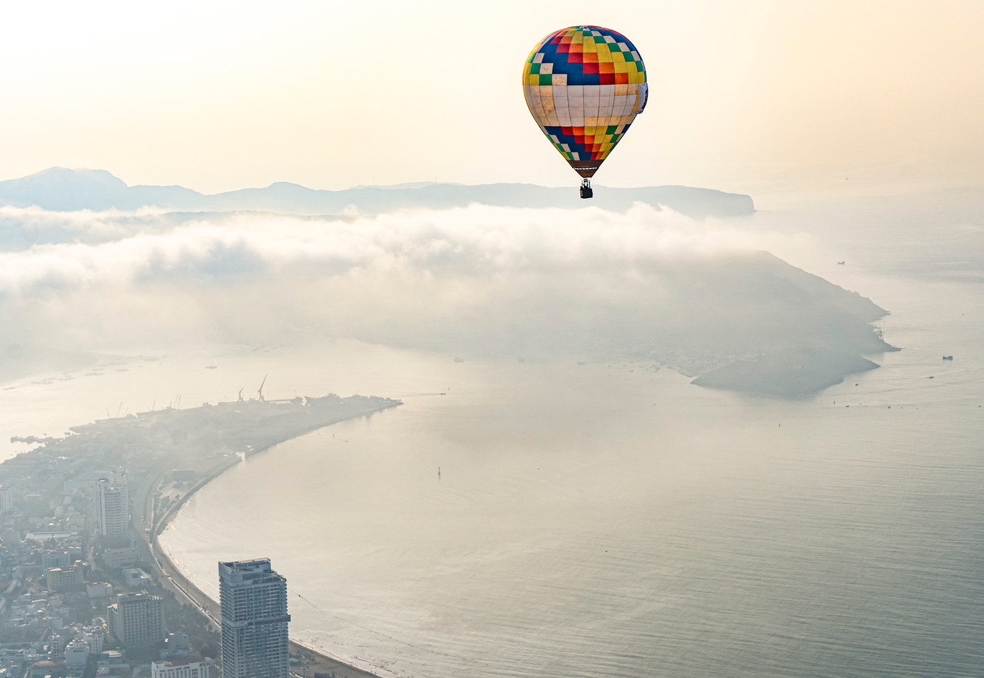 Trong sáng 29/4, người dân, du khách cũng được trải nghiệm bay cùng khinh khí cầu từ độ cao 300m ngắm nhìn thành phố biển Quy Nhơn. (Ảnh: Dũng Nhân)