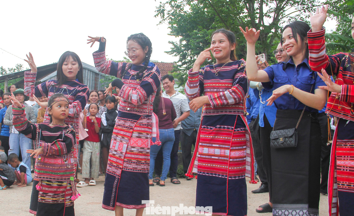 Giao lưu văn nghệ cùng người dân địa phương.