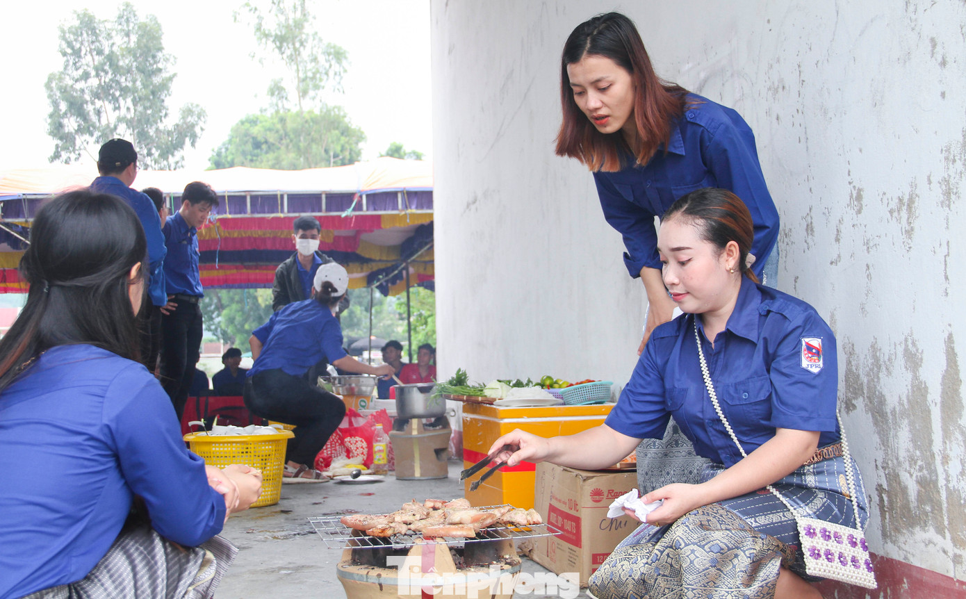 Giao lưu, tìm hiểu văn hóa ẩm thực Việt - Lào. Ảnh: Trương Định