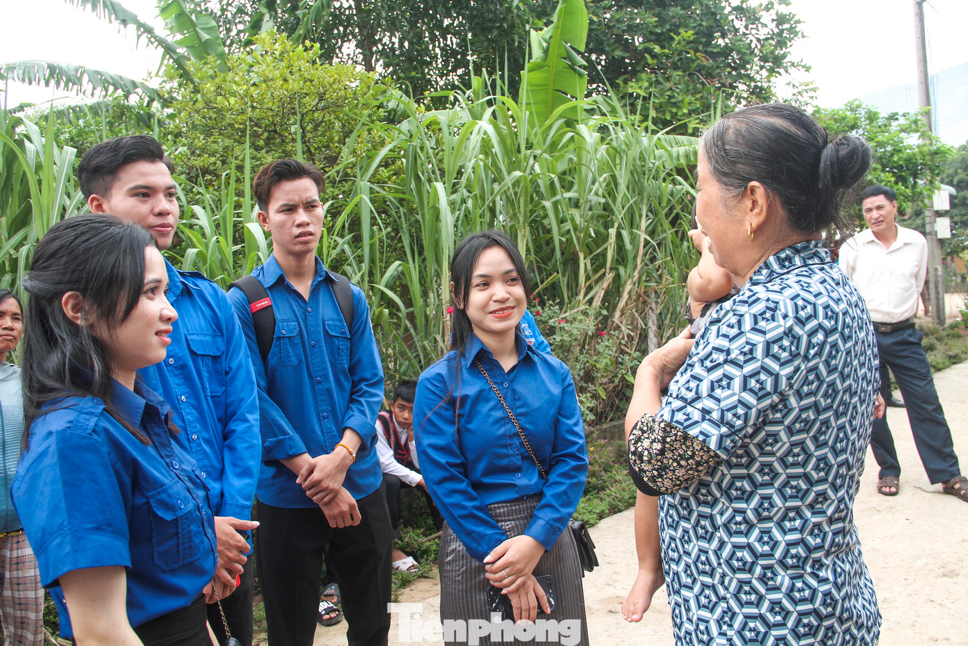 Các bạn sinh viên Lào trò chuyện với người dân xã Canh Thuận. Ảnh: Trương Định