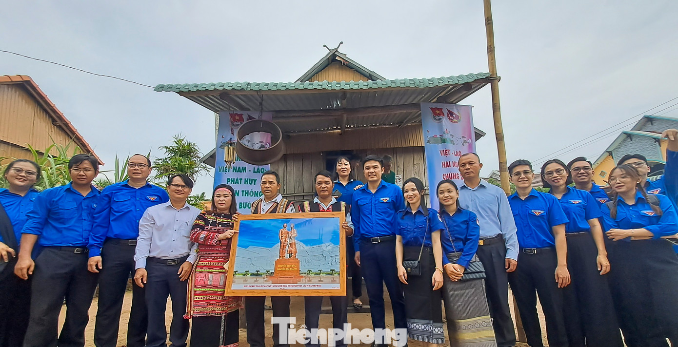 Ban tổ chức ngày hội tặng tranh lưu niệm cho làng Hà Văn Trên (xã Canh Thuận, huyện Vân Canh).
