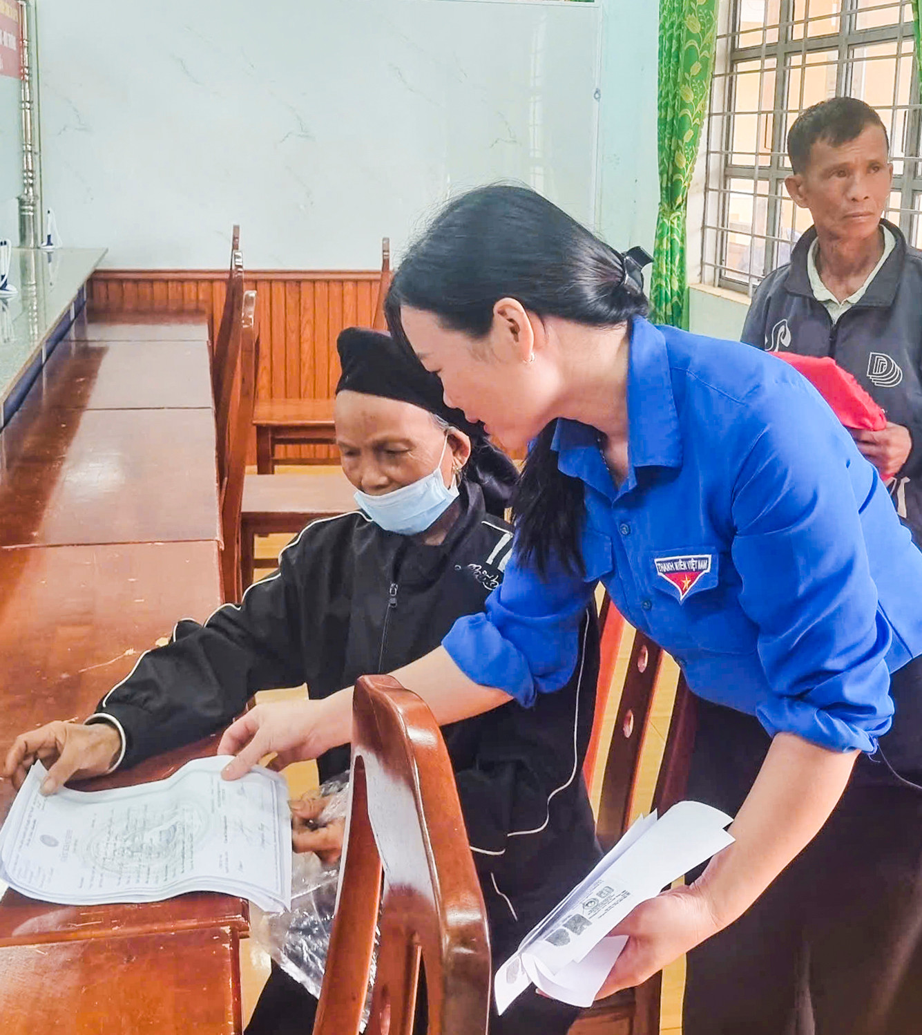 Các bạn ĐVTN Gia Lai hỗ trợ người dân trong việc thực hiện các thủ tục hành chính.