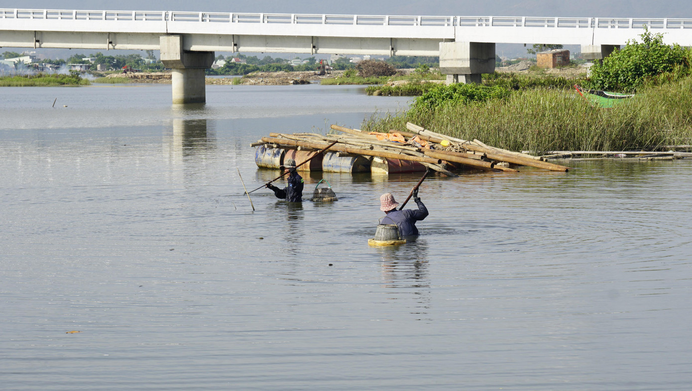 “Nếu thợ cào lươn khỏe cộng với gặp may thì có ngày cào được 5-7 kg lươn, kiếm 500-700 nghìn đồng, còn bình quân kiếm 300-400 nghìn đồng”, ông Bốn chia sẻ thêm.