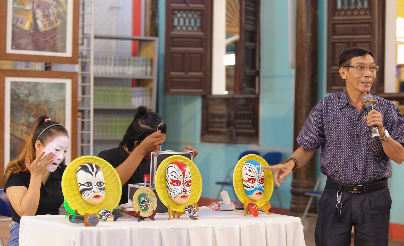 Các nghệ nhân biểu diễn hóa trang hát bội. Ảnh: T.H. Các nghệ nhân biểu diễn hóa trang hát bội. Ảnh: T.H.