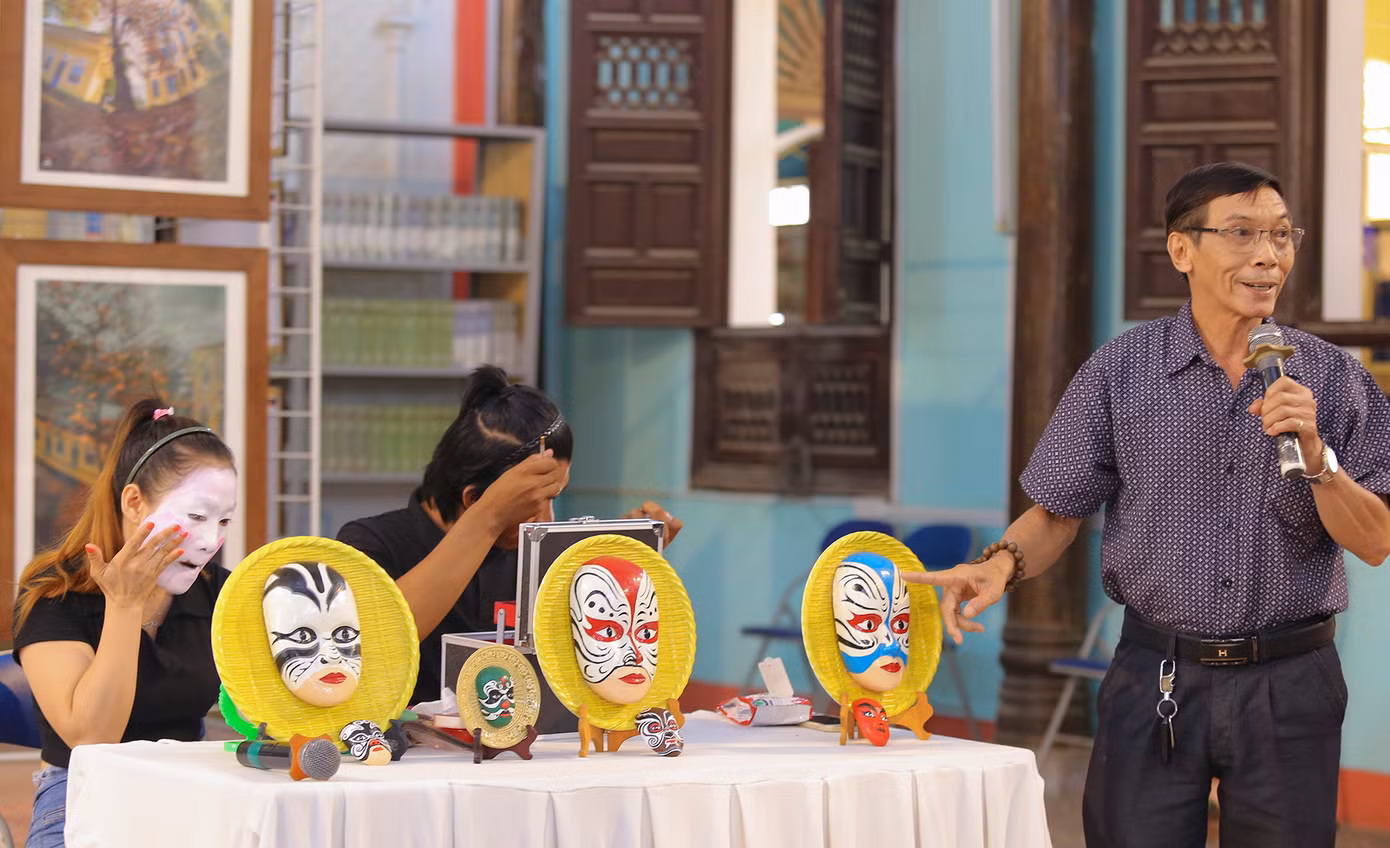 Các nghệ nhân biểu diễn hóa trang hát bội. Ảnh: T.H.