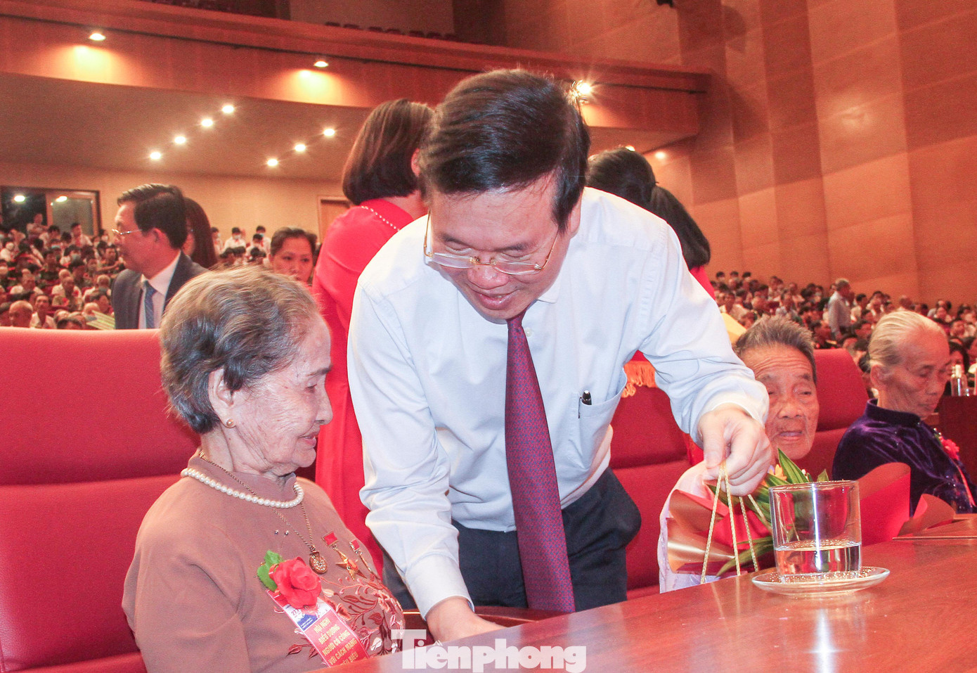 Thường trực Ban Bí thư Võ Văn Thưởng tặng quà cho các Mẹ Việt Nam Anh hùng. Ảnh: Trương Định