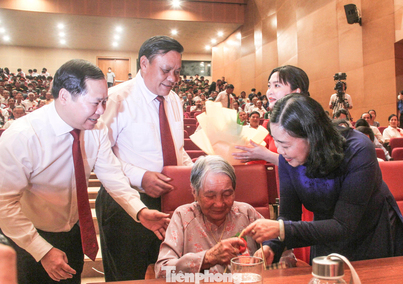 Bà Bùi Thị Minh Hoài - Trưởng ban Ban Dân vận Trung ương tặng quà cho các Mẹ Việt Nam Anh hùng. Ảnh: Trương Định