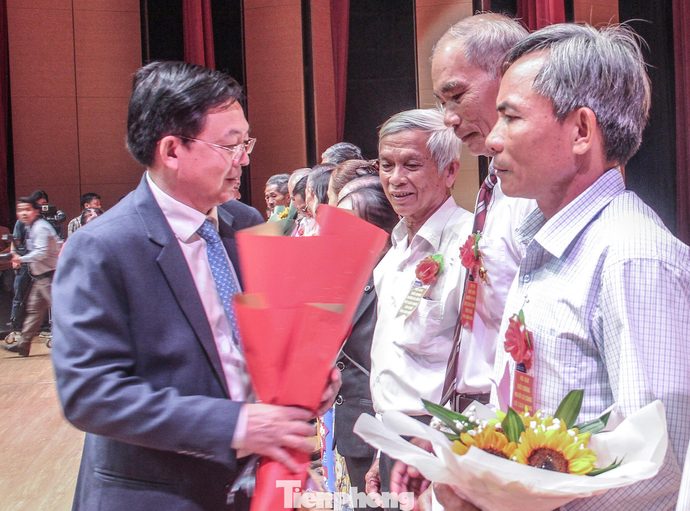 Bí thư Tỉnh ủy Bình Định Hồ Quốc Dũng biểu dương và chúc mừng 20 tấm gương người có công với cách mạng. Ảnh: Trương Định