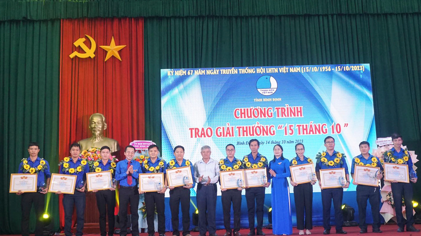 Trao Giải thưởng "15 tháng 10" cho các cán bộ Hội, hội viên, thanh niên tiêu biểu trong tỉnh đã có thành tích xuất sắc. Trao Giải thưởng "15 tháng 10" cho các cán bộ Hội, hội viên, thanh niên tiêu biểu trong tỉnh đã có thành tích xuất sắc.