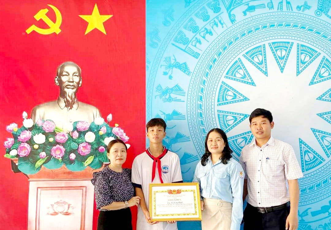 Tỉnh Đoàn Bình Định tặng giấy khen cho em Phát. Tỉnh Đoàn Bình Định tặng giấy khen cho em Phát.