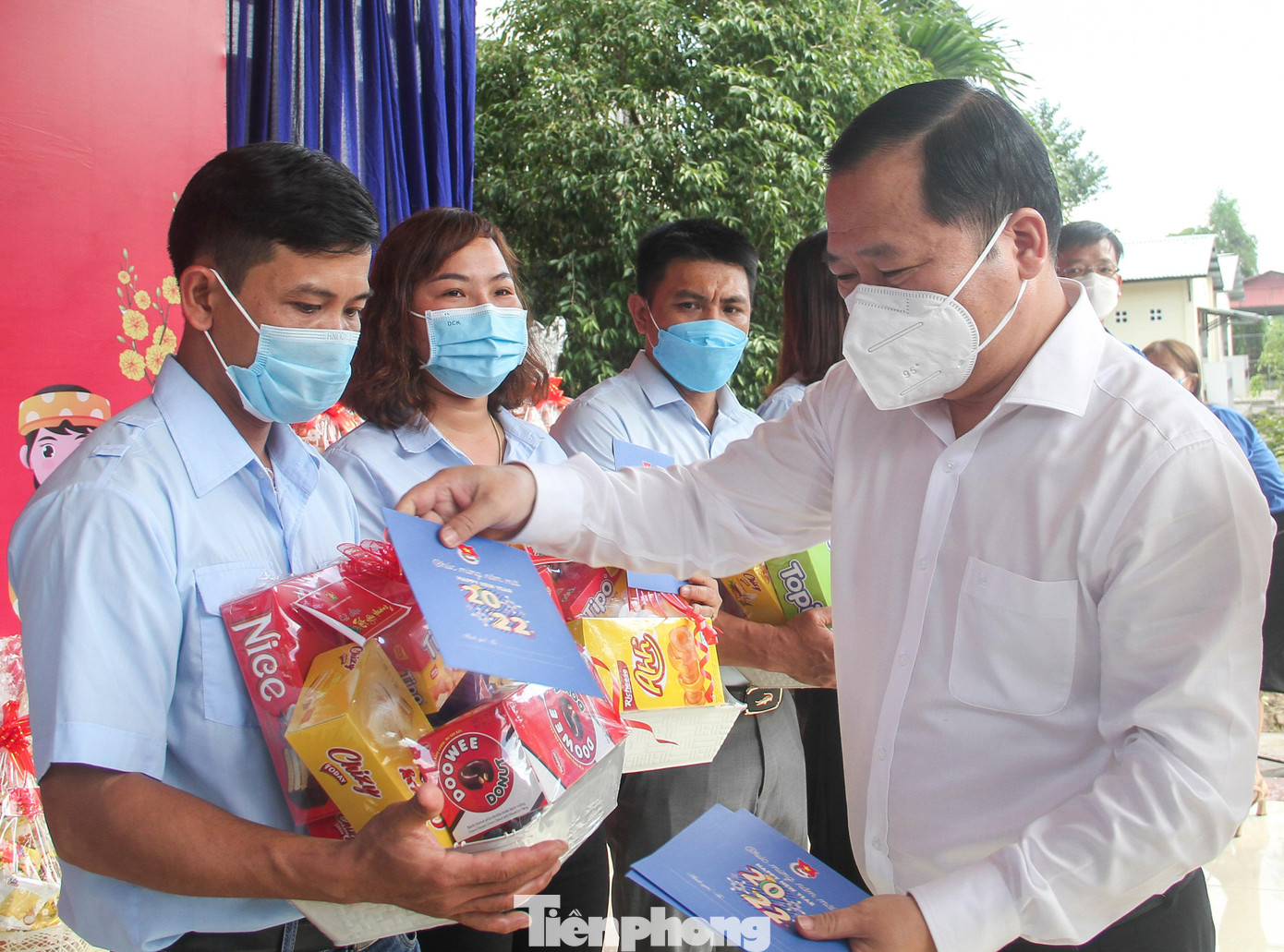Ông Nguyễn Phi Long, Chủ tịch UBND tỉnh Bình Định trao quà Tết cho các thầy cô giáo làm tổng phụ trách Đội có hoàn cảnh khó khăn. Ảnh: Trương Định