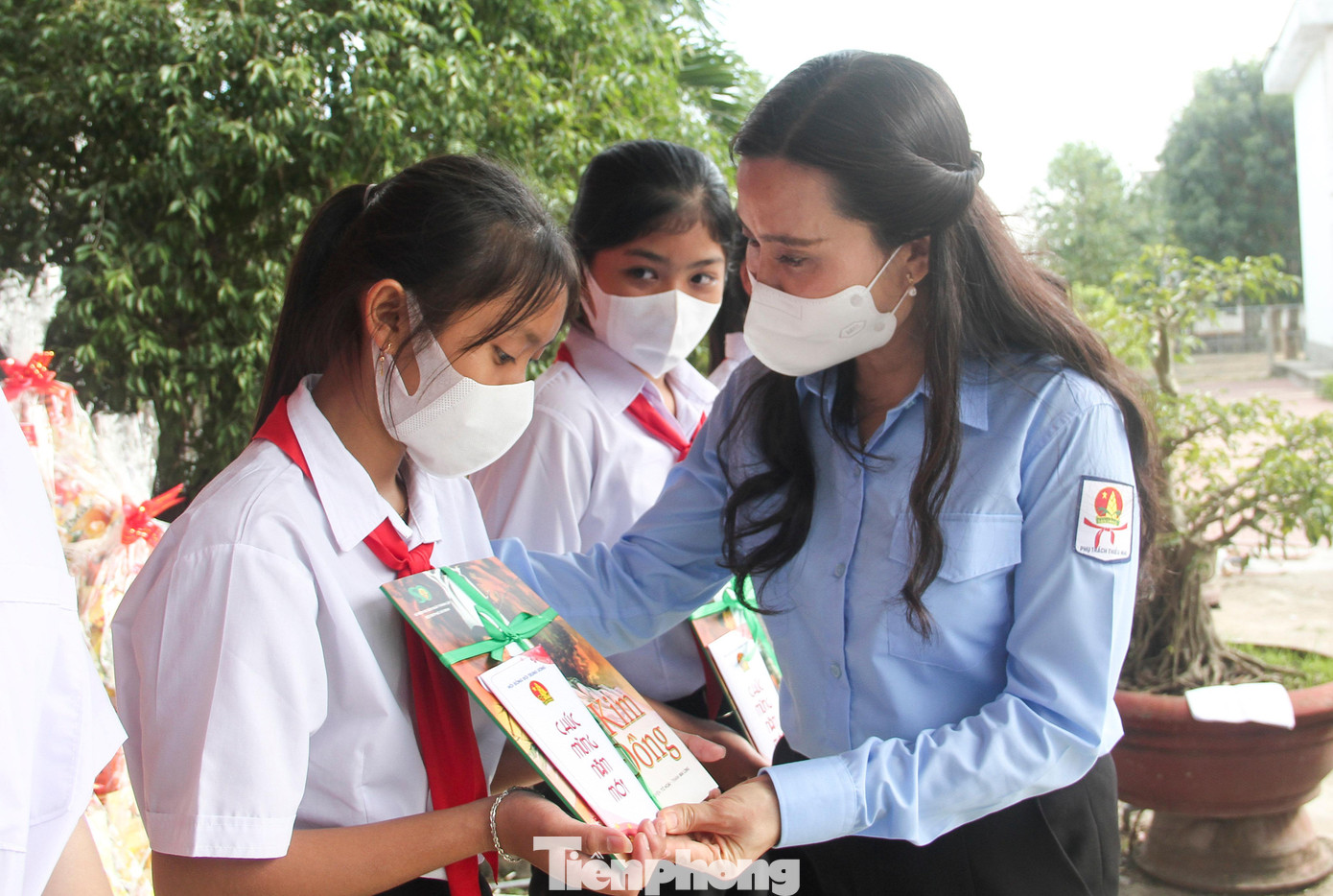 Chị Nguyễn Phạm Duy Trang – Bí thư Trung ương Đoàn, Chủ tịch Hội đồng Đội TƯ tặng quà cho các em học sinh. Ảnh: Trương Định