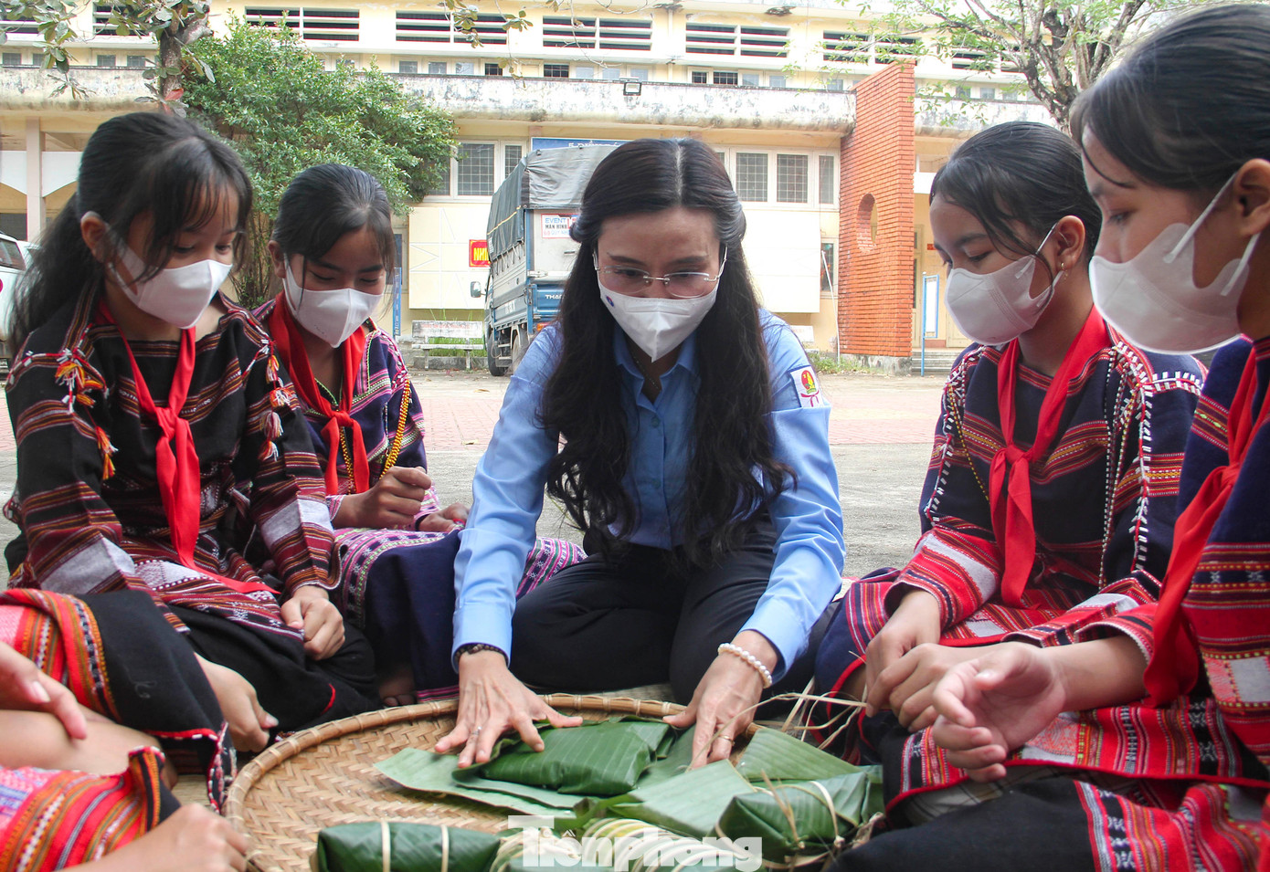 Chị Nguyễn Phạm Duy Trang tham gia gói bánh cùng các em học sinh. Ảnh: Trương Định