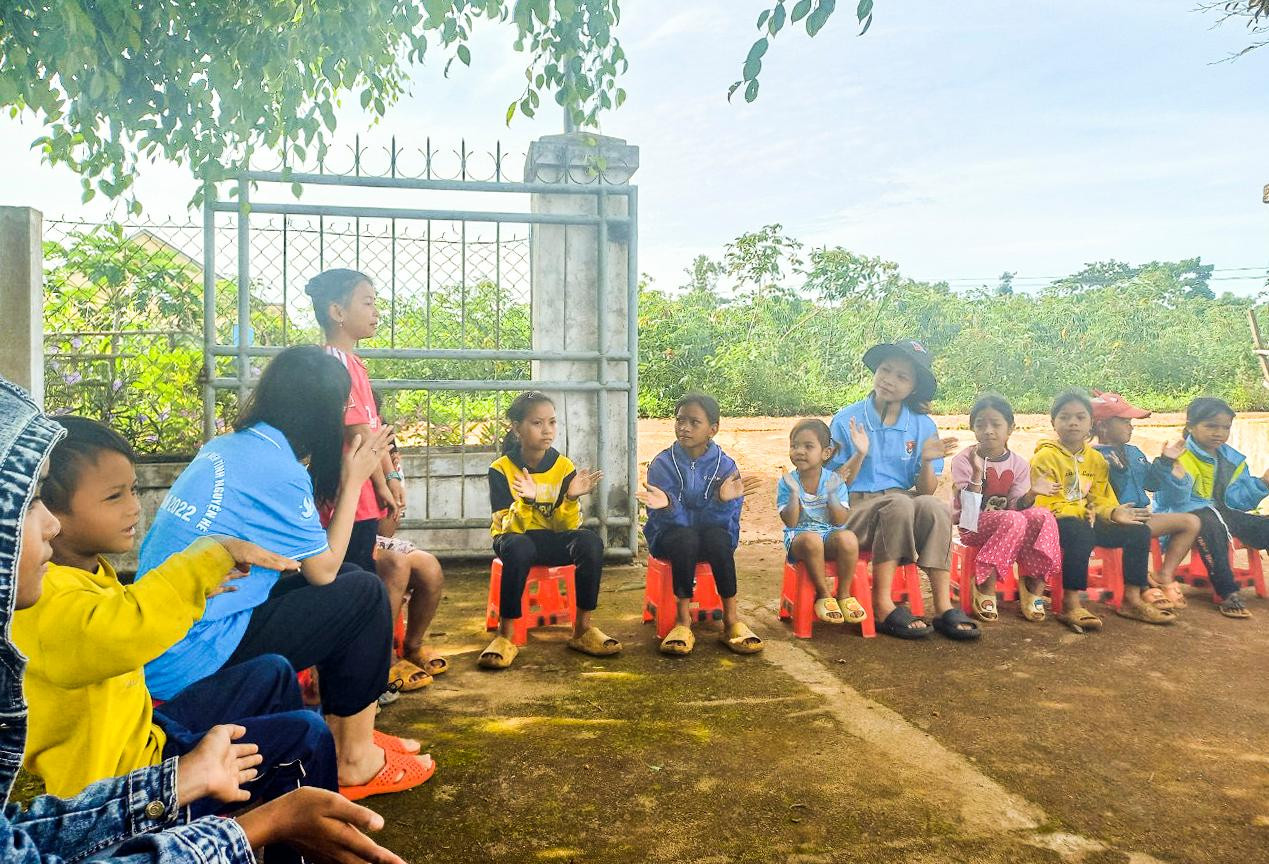 Giao lưu văn nghệ cùng các em thiếu nhi tại xã Vĩnh Sơn. Giao lưu văn nghệ cùng các em thiếu nhi tại xã Vĩnh Sơn.
