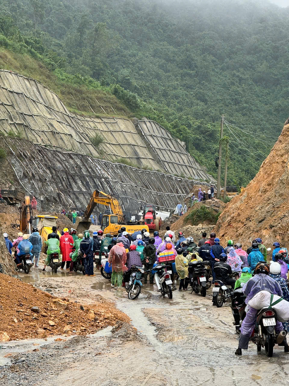 Giao thông qua khu vực bị ách tắc.