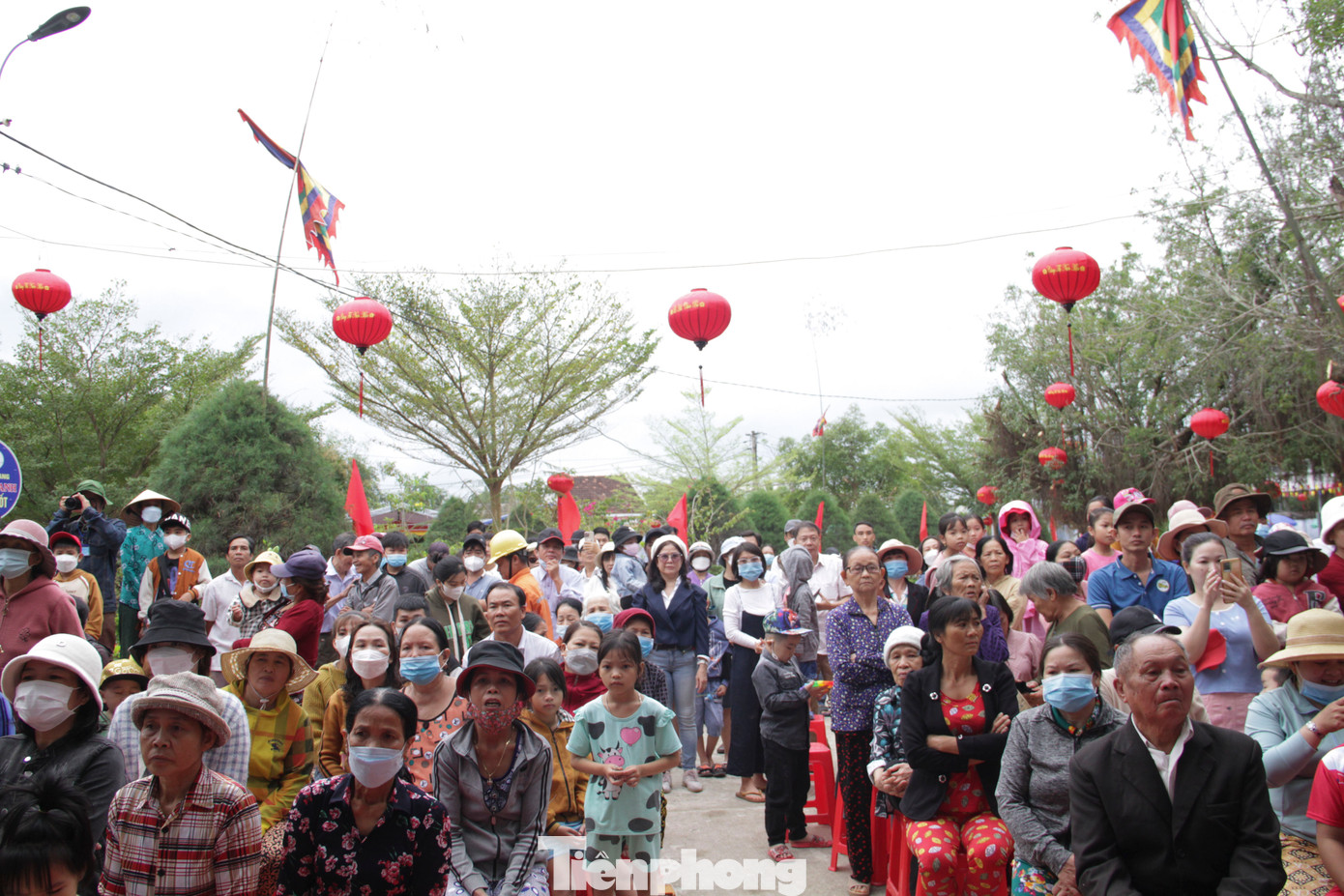 Đông đảo người dân và du khách đến theo dõi lễ đón nhận bằng di sản. Ảnh: Trương Định.