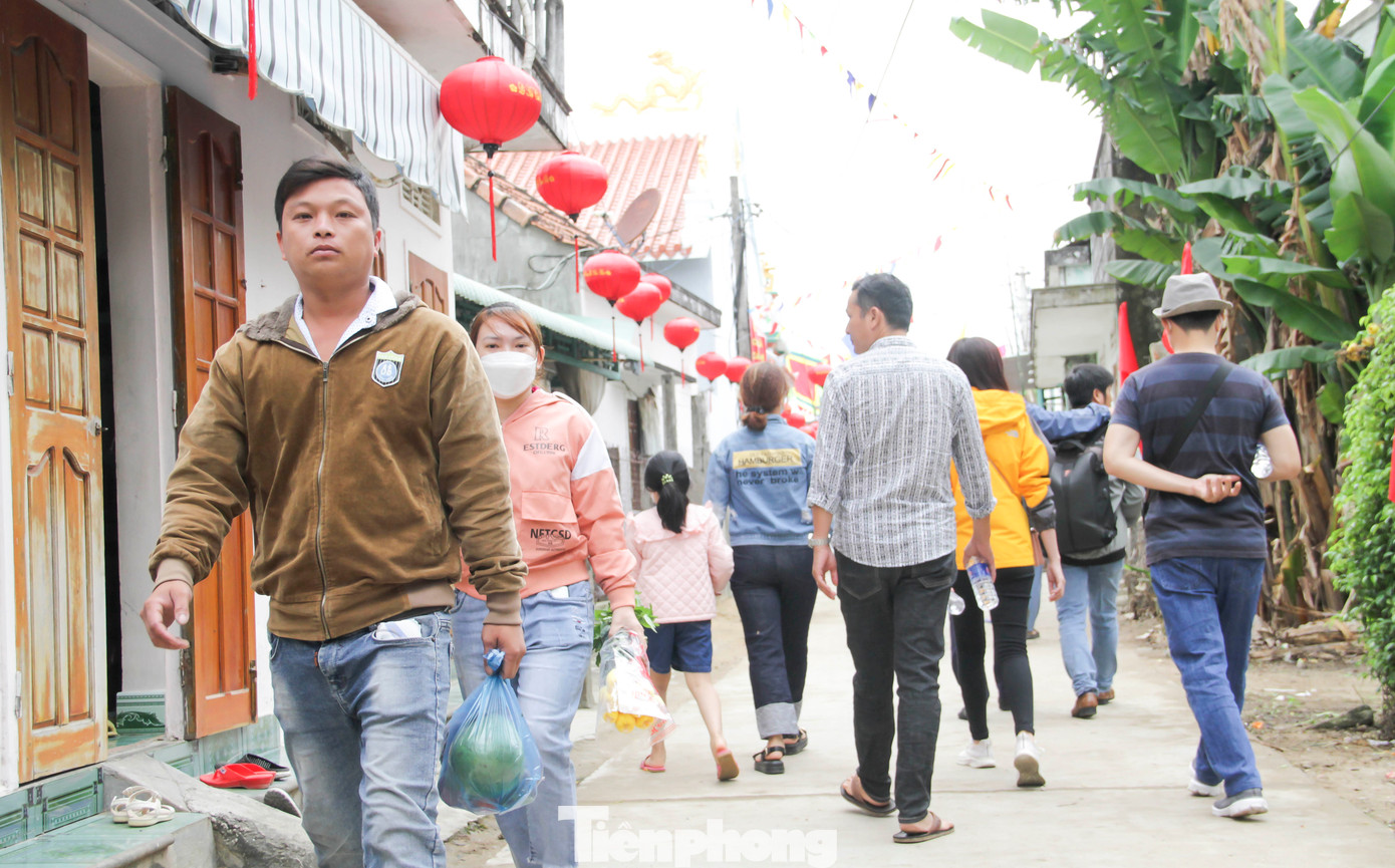 Người dân nô nức đi dự Lễ hội Chùa Bà - Cảng thị Nước Mặn. Ảnh: Trương Định