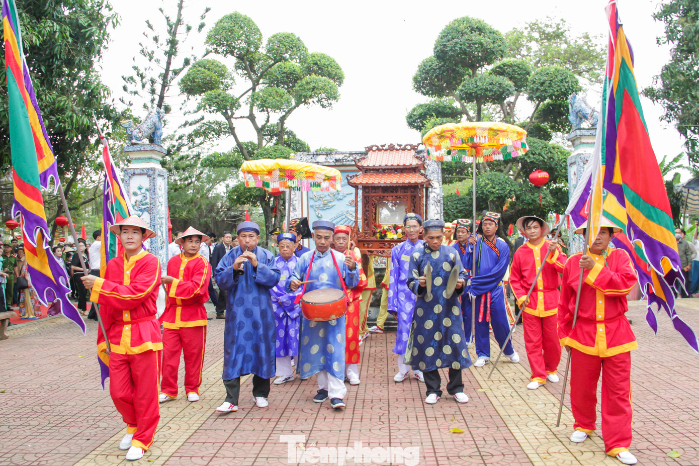 Lễ rước bằng chứng nhận di tích vào đền thờ. Ảnh: Trương Định.