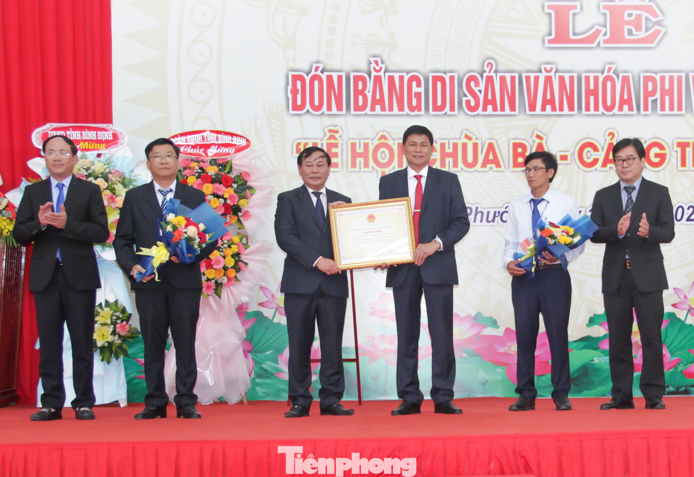 Lễ đón nhận bằng chứng nhận Di sản văn hóa phi vật thể quốc gia lễ hội Chùa Bà - Cảng thị Nước Mặn. Ảnh: Trương Định