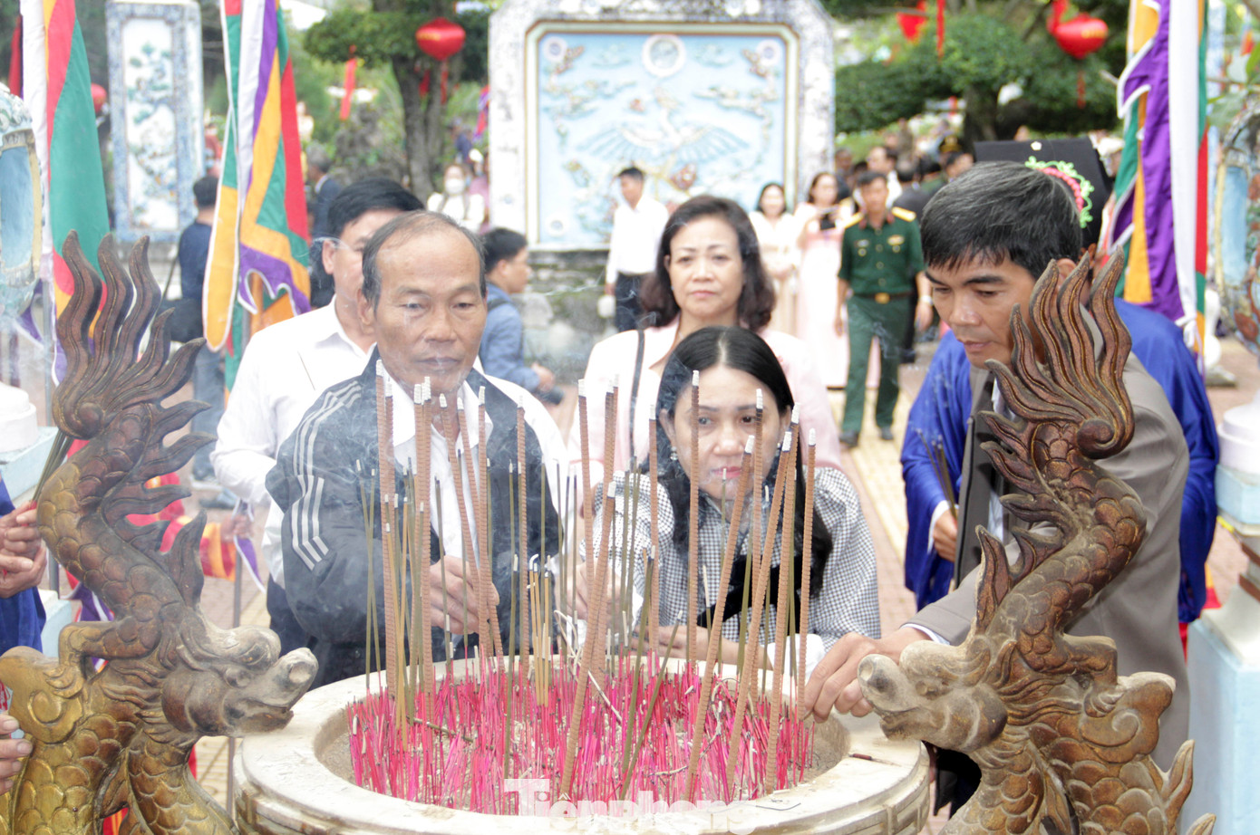 Người dân đến dâng hương tại lễ hội. Ảnh: Trương Định.