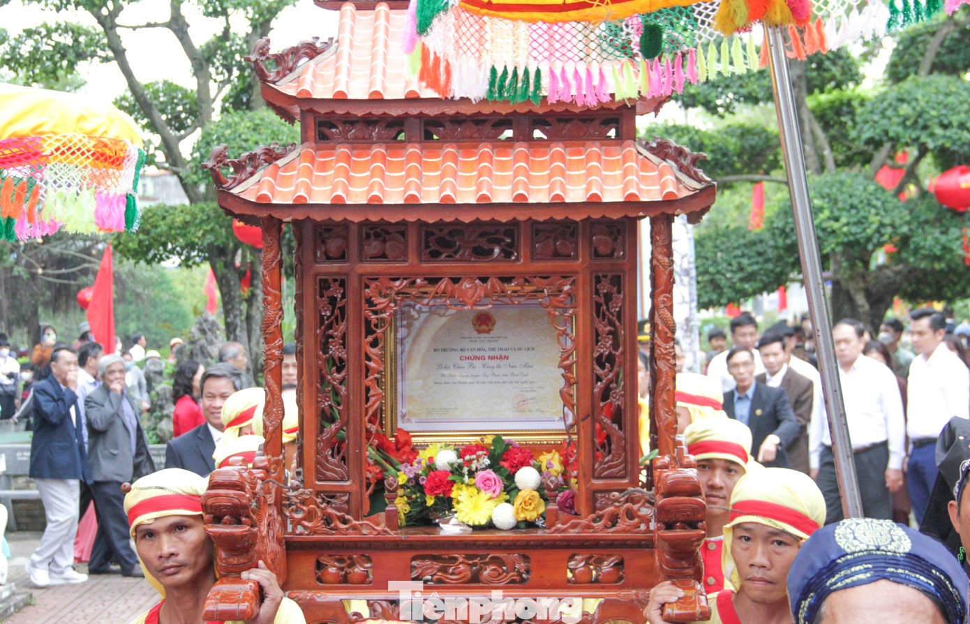 Ông Lâm Hải Giang, Phó Chủ tịch UBND tỉnh Bình Định cho hay lễ hội Chùa Bà - Cảng thị Nước Mặn là di sản văn hóa phi vật thể quốc gia thứ tư của tỉnh Bình Định được ghi danh, tiếp sau Võ cổ truyền Bình Định, Hát bội Bình Định và Nghệ thuật Bài chòi Bình Định. Ảnh: Trương Định.
