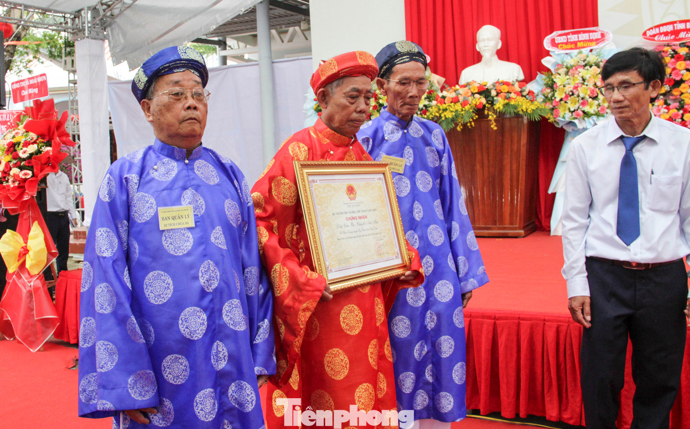 Ban Quản lý di tích tiếp nhận bằng chứng nhận di sản.