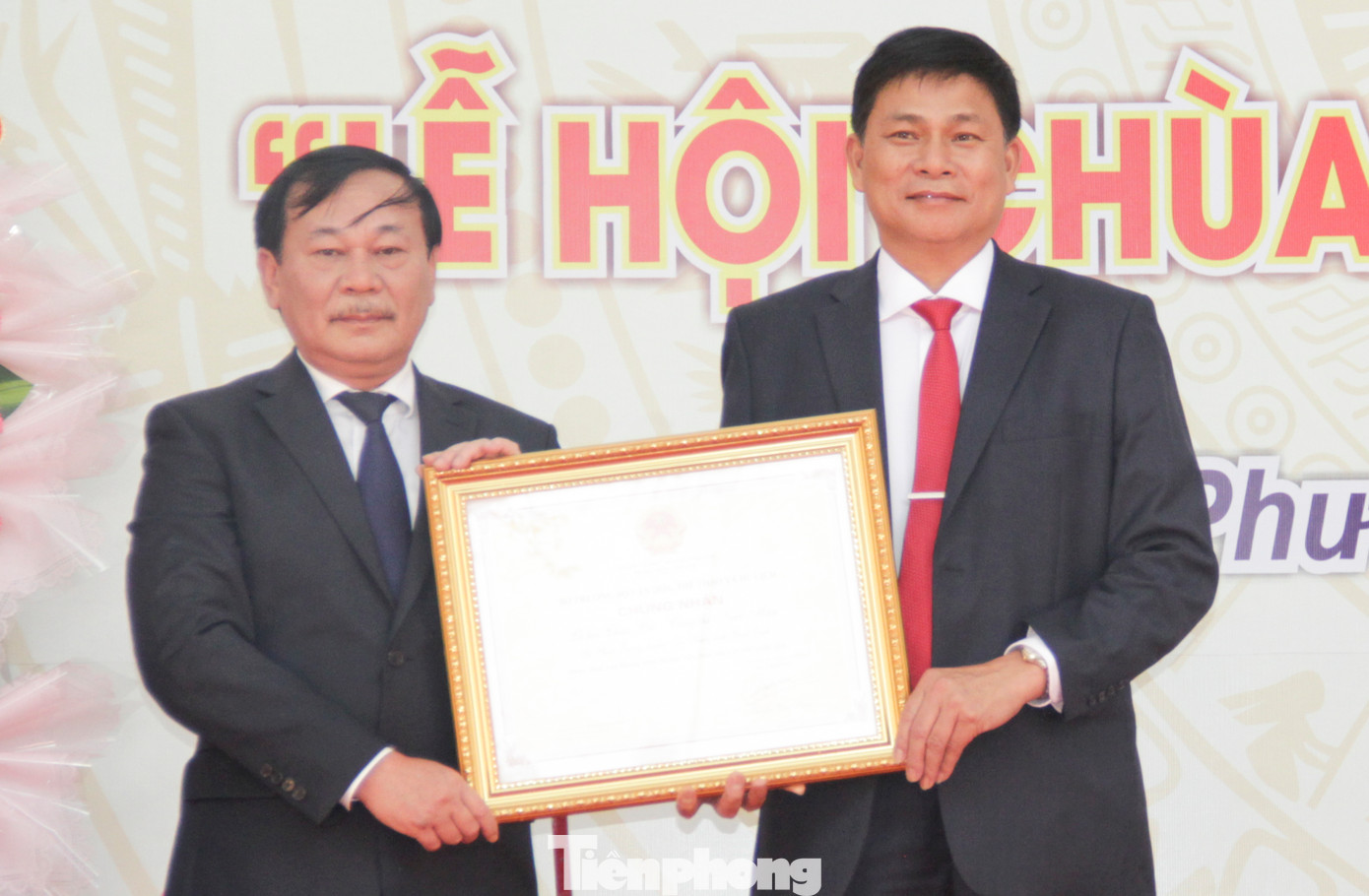 Lãnh đạo huyện Tuy Phước (Bình Định) đón nhận bằng chứng nhận di tích Lễ hội Chùa Bà - Cảng thị Nước Mặn. Ảnh: Trương Định