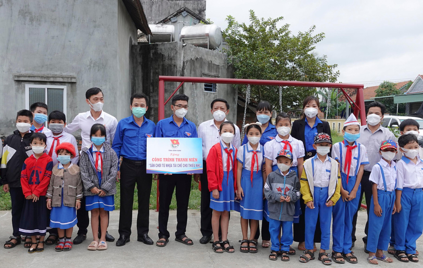 Trao tặng Công trình thanh niên &quot;Sân chơi từ nhựa tái chế cho thiếu nhi&quot;.