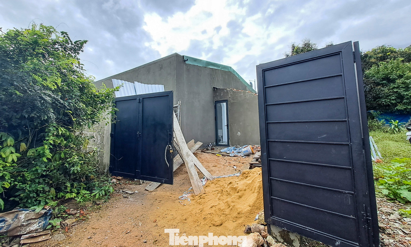 Những công trình trái phép được xây dựng kiên cố. Ảnh: Trương Định