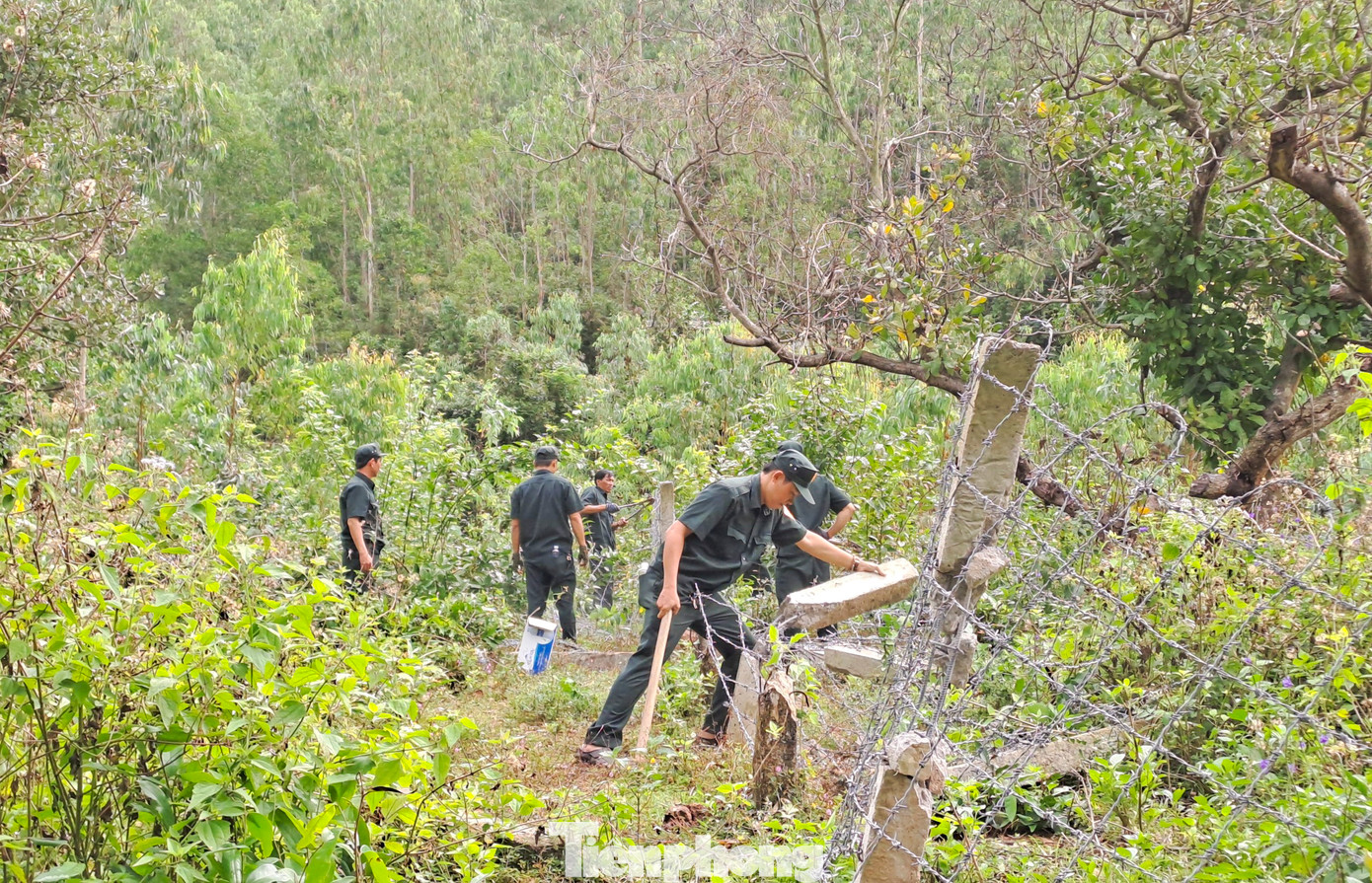 Tháo dỡ những công trình trái phép tại tổ 10, khu vực 2. Ảnh: Trương Định