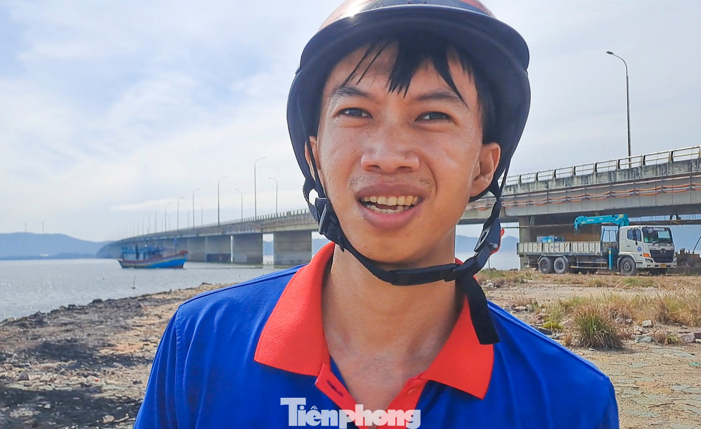 Anh Phạm Nguyễn Minh Chung kể lại sự việc. Ảnh: Trương Định