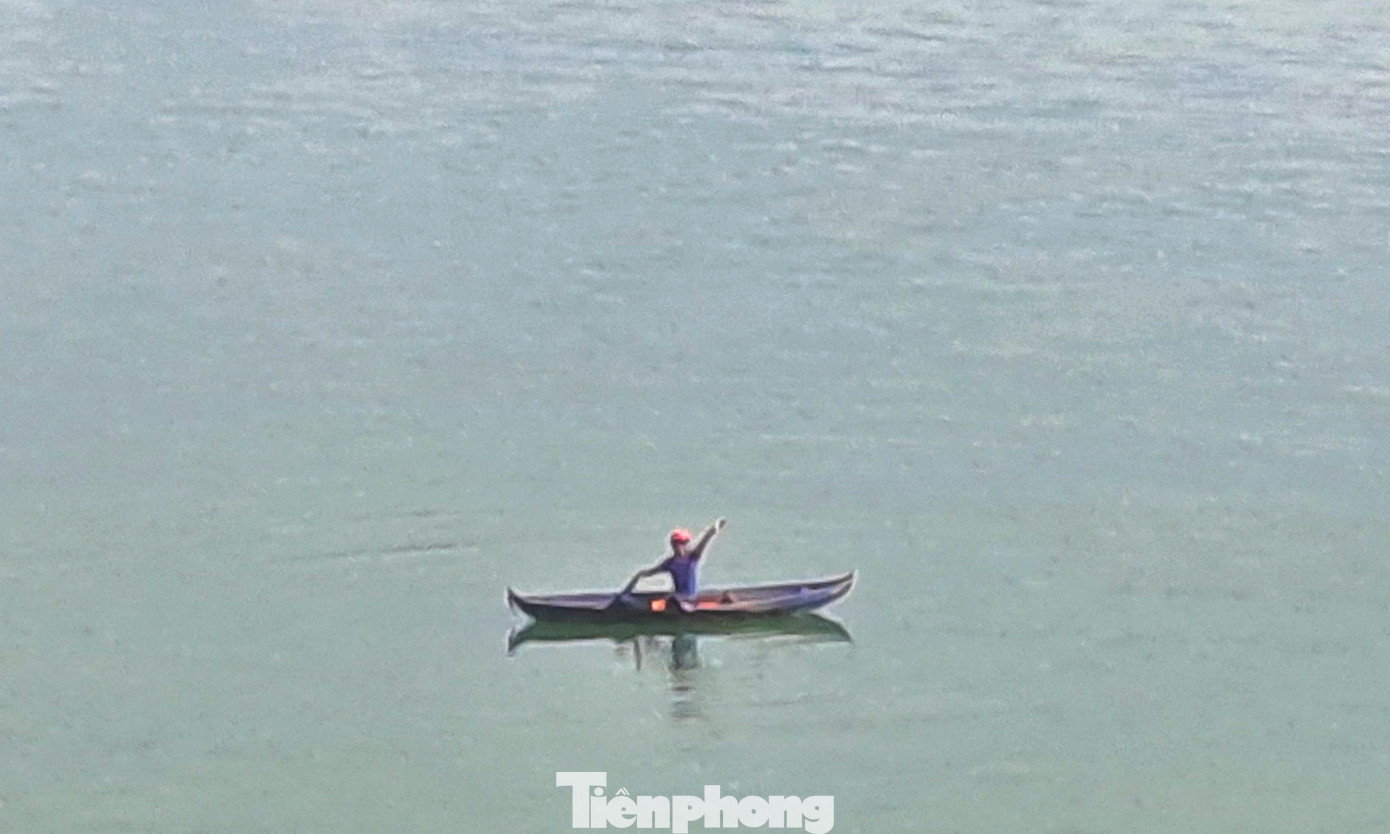 Anh Chung ra hiệu đã cứu được nạn nhân và gọi hỗ trợ. Ảnh: Trương Định